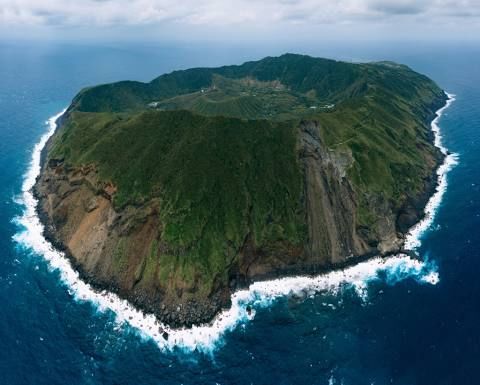往復ヘリコプターで行く上陸困難な絶海の孤島　青ヶ島